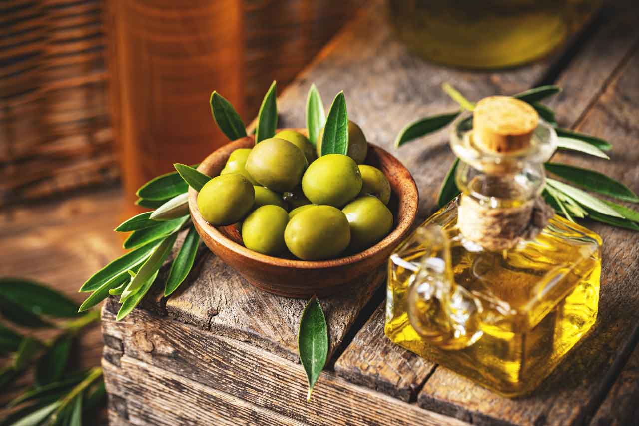 sabroso aceite de oliva del bote de aceite de oliva