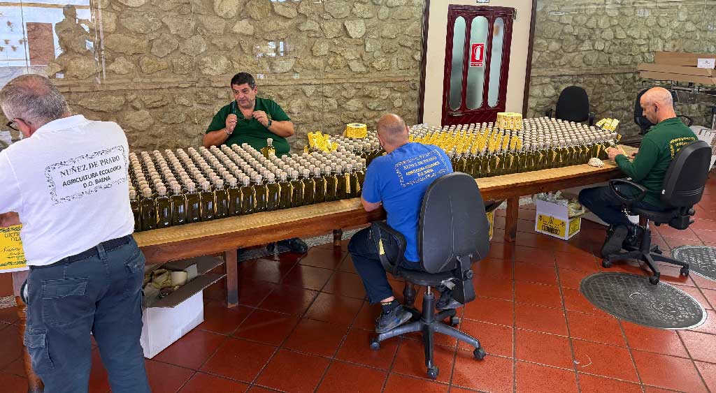 Embotellado de aceite de oliva en Núñez de Prado